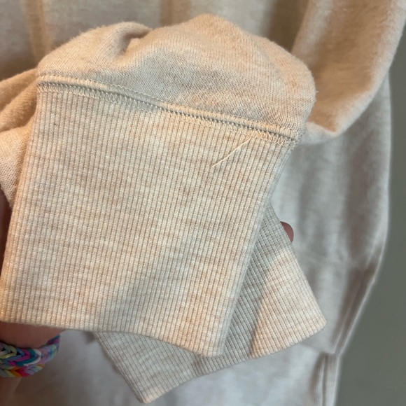 Alo woman’s M hi low cream long sleeve GUC - Picture 4 of 5